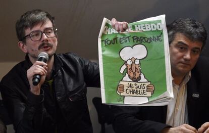 El dibuixant Luz amb el nou &#039;Charlie Hebdo&#039;