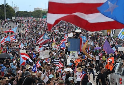  Miles de boricuas desbordaron este lunes las calles de la isla para exigir la dimisión del gobernador, Ricardo Rosselló. La indignación acumulada por casos de corrupción y la filtración de un chat homófobo y machista entre Rosselló y sus asesores derivaron en una huelga general este mismo lunes.