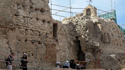 Restos de la muralla descubierta en Granada.