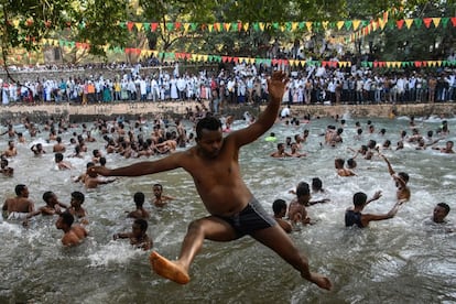 Un ortodoxo etíope salta al agua durante la celebración anual de la Epifanía de Timkat, en Gondar (Etiopía).