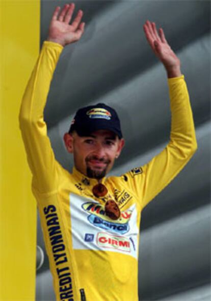 En 1998 llegó la gloria. El ciclista italiano conquistó, con gran autoridad el Tour y el Giro de Italia. En la imagen, en el podio en la localidad francesa de Albertville.