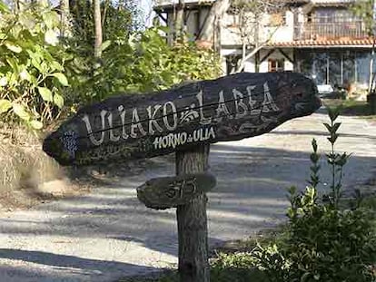 Entrada de la Granja de Las Doce Tribus en Ulía.