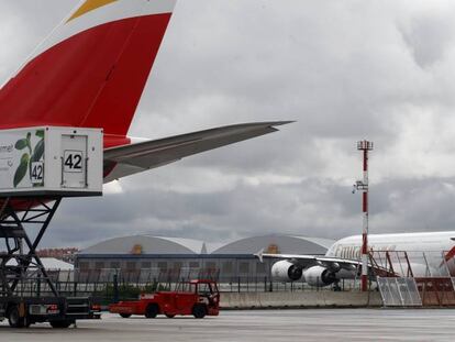 Aviones de Iberia y emirates en Madrid-Barajas.