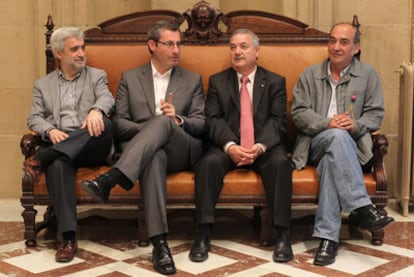 Los candidatos a diputado general de Guipúzcoa Juan Carlos Cano (PP), Markel Olano (PNV), Miguel Buen (PSE-EE) y Martin Garitano (Bildu), de izquierda a derecha, posan juntos para EL PAÍS en el hall de la Diputación foral de este territorio.