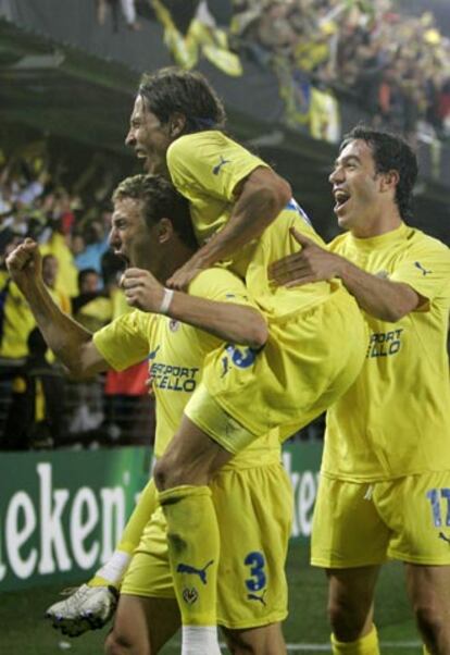 Los jugadores del Villareal Javi Venta, José Mari y Arruabarrena celebran ante sus aficionados el gol conseguido por el éste último, capitán del equipo castellonense, al rematar de cabeza una falta lanzada por Riquelme. Desde 1992, ningún equipo debutante en el máximo torneo europeo alcanza las semifinales.