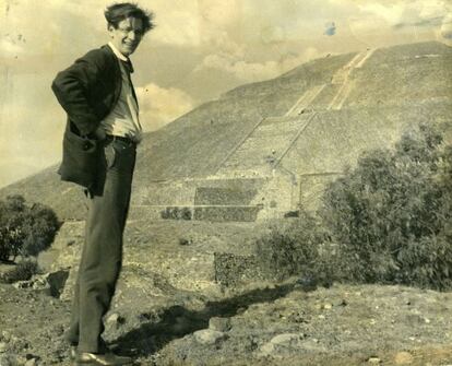 Mathias Goeritz en Teotihuacán (México), en 1957.