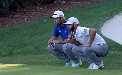 Jon Rahm y Dustin Johnson, este sábado en el hoyo 13 de Augusta.