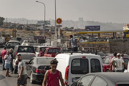 Centenares de coches hacen cola a primera hora de la mañana en una gasolinera de las afueras de Beirut, la capital de Líbano. El colapso económico que ha causado grandes dificultades económicas a la población en los pasados dos años ha alcanzado ahora nivel de crisis, con escasez de combustible, lo que paraliza servicios cruciales y provoca colas kilométricas en gasolineras. La libra libanesa ha perdido más del 90% de su valor desde 2019, y se calcula que casi el 80% de la población vive en situación de pobreza. En medio de la crisis, el Ejército libanés, falto de fondos, está ofreciendo excursiones en helicóptero a los turistas, mientras el país se hunde cada vez más en la recesión. 