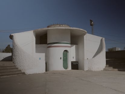 Instalaciones del estadio municipal de La Cisterna, en Santiago de Chile, en un fotograma de 'Baisanos'.