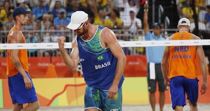 Alison Ceruti (c) de Brasil celebra un punto ante Holanda