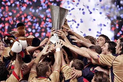 Los jugadores moscovitas celebran la Copa de la UEFA, lograda tras vencer por 1-3 al Sporting de Lisboa.