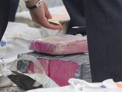 La policía se dispone a pesar fardos de cocaína incautada en 2019 durante una operación coordinada por la Fiscalía Antidroga de Pontevedra y realizada por agentes de Greco y Udyco de la Policía