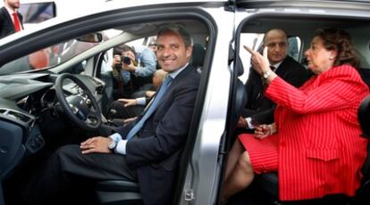 El presidente de la Generalitat, Francisco Camps, en el nuevo C-Max de Ford, junto a la alcaldesa de Valencia, Rita Barberá, y el ministro de Industria, Miguel Sebastián.