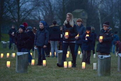 Un grupo de ni&ntilde;os deposita velas en el cementerio jud&iacute;o del angiguo campo de concentraci&oacute;n de Theresienstadt en Terez&iacute;n (Rep&uacute;blica Checa) para conmemora el 70 aniversario de la liberaci&oacute;n de Auschwitz