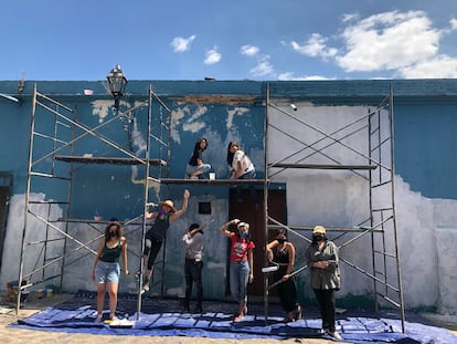 Parte de las mujeres que pintaron el mural de María Izquierdo en Oaxaca de Juárez.