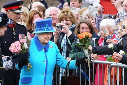 Isabel II, de 89 años, inauguró cerca de Edimburgo una ruta ferroviaria con la ministra principal de Escocia, Nicola Sturgeon, el día en que se convertía en la monarca británica más longeva, el 9 de septiembre de 2015.