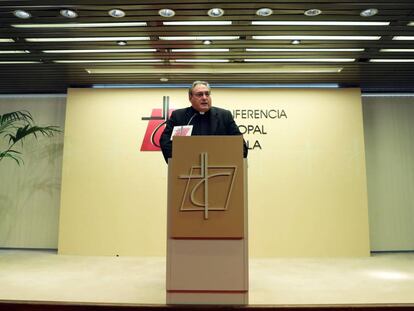 El secretario general de la Conferencia Episcopal Española, José María Gil Tamayo, en una rueda de prensa.