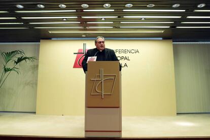 El secretario general de la Conferencia Episcopal Española, José María Gil Tamayo, en una rueda de prensa.