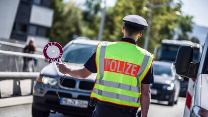 Un policía bávaro detiene un vehículo en la frontera entre Alemania y Austria, el pasado agosto