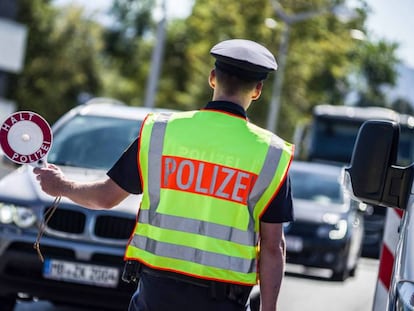 Un policía bávaro detiene un vehículo en la frontera entre Alemania y Austria, el pasado agosto 