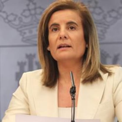 La vicepresidenta del Gobierno, Soraya Sáenz de Santamaría, y la ministra de Empleo, Fátima Báñez, durante una rueda de prensa posterior al Consejo de Ministros