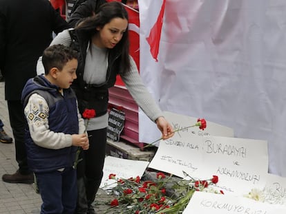 Habitantes de Estambul colocan flores en el lugar de la Avenida Istiklal donde el pasado 19 de marzo murieron cuatro turistas al inmolarse un suicida vinculado al Estado Islámico.