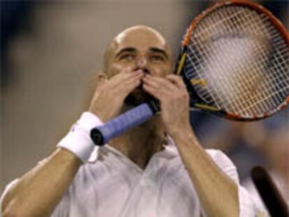 Andre Agassi celebra su victoria ante el chileno Nicolas Massau