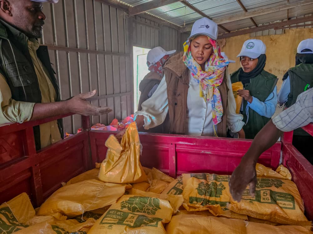 Grupos de voluntarios locales reparten comida en El Obeid. Imagen de Issam Mukhtar, voluntario de la iniciativa local de desarrollo comunitario Kiyan, tomada en junio de 2026.