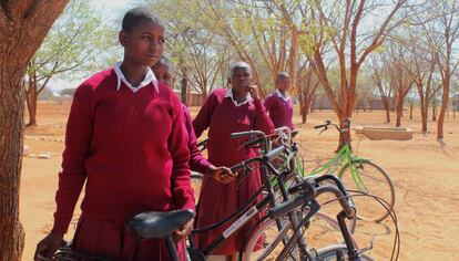 Algunas de las diez alumnas de la escuela de Mwitikira seleccionadas para recibir una de las bicicletas del proyecto 'One Girl One Bike'.