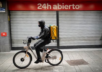 Un repartidor de comida a domicilio, en Tetuán.