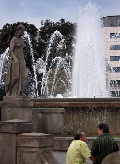 El agua vuelve a manar de las fuentes de la plaza de Catalunya.