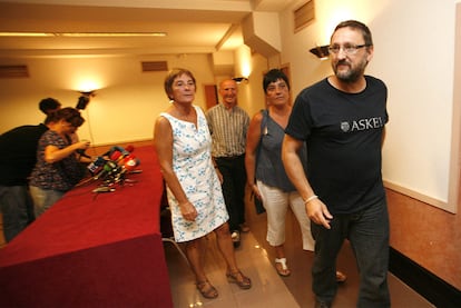 Los representantes de la izqiuerda abertzale ilegalizada Txelui Moreno (delante), Agurne Barriuso, Mariné Pueyo (con vestido blanco) y Tasio Erkizia, ayer tras su comparecencia ante la prensa en San Sebastián.