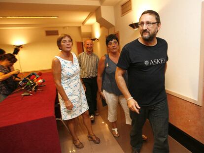 Los representantes de la izqiuerda abertzale ilegalizada Txelui Moreno (delante), Agurne Barriuso, Mariné Pueyo (con vestido blanco) y Tasio Erkizia, ayer tras su comparecencia ante la prensa en San Sebastián.