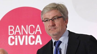 Enrique Goñi, copresidente de Banca Cívica, en primer plano, en la junta general extraordinaria de accionistas del 26 de junio de 2012, que aprobó la fusión por absorción de esta entidad con CaixaBank.