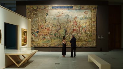 Algunas piezas de la exposición 'Iconografía del mal. Los tapices de los pecados capitales', en la Galería de las Colecciones Reales de Madrid.