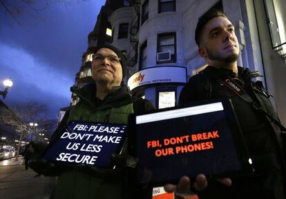 Dos manifestantes contra el FBI, ayer, frente a la Apple Store de Boston. 