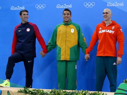 Michael Phelps (i), Chad le Clos (c) y Laszlo Cseh, medallistas de plata en 100m mariposa.