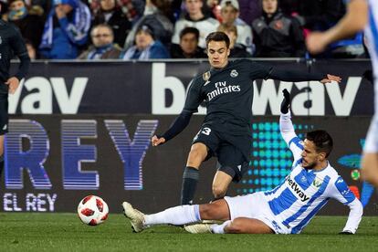 Reguilon intenta pasar el balón ante José Luis García del Pozo.