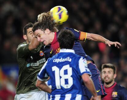 Casilla despeja ante el intento de remate de Puyol.