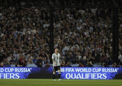 Lionel Messi se lamenta durante el partido de Argentina ante Perú.