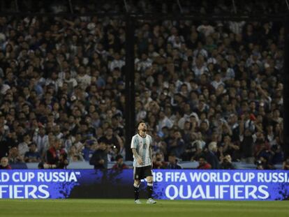 Lionel Messi se lamenta durante el partido de Argentina ante Perú.