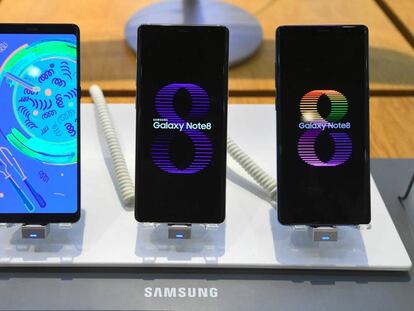 Samsung Galaxy Note 8 smartphones are displayed at the company's showroom in Seoul on January 31, 2018.  Samsung Electronics reported a 73 percent jump in its fourth quarter net profit on January 31, setting a record for any three-month period, mainly driven by demand for its memory chips and display panels. / AFP PHOTO / JUNG Yeon-Je