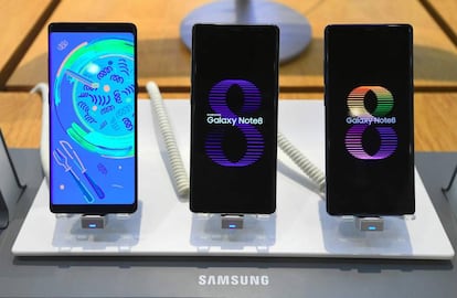 Samsung Galaxy Note 8 smartphones are displayed at the company's showroom in Seoul on January 31, 2018.  Samsung Electronics reported a 73 percent jump in its fourth quarter net profit on January 31, setting a record for any three-month period, mainly driven by demand for its memory chips and display panels. / AFP PHOTO / JUNG Yeon-Je