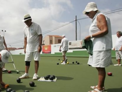British citizens play bowls in San Fulgencio, Alicante.