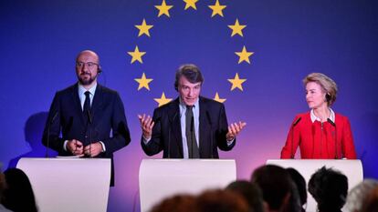 Charles Michel, David Sassoli y Ursula von der Leyen en rueda de prensa en Bruselas.