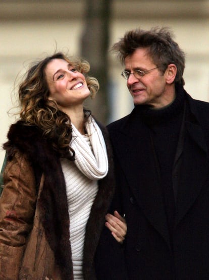 Sarah Jessica Parker y Mijail Baryshnikov durante el rodaje de la serie 'Sexo en Nueva York' en París en enero de 2004.
