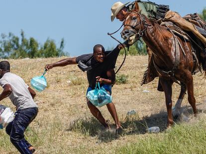 Un agente de la Patrulla Fronteriza de los Estados Unidos a caballo intenta evitar que un migrante haitiano ingrese a un campamento en las orillas del Río Grande cerca del Puente Internacional Acuña, Texas.