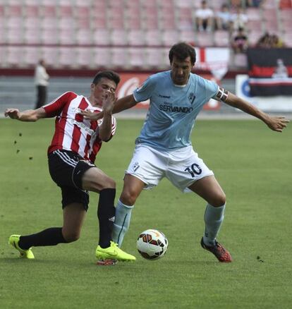 Arruabarrena, a la derecha, pugna por la pelota en el amistoso de Logroño.