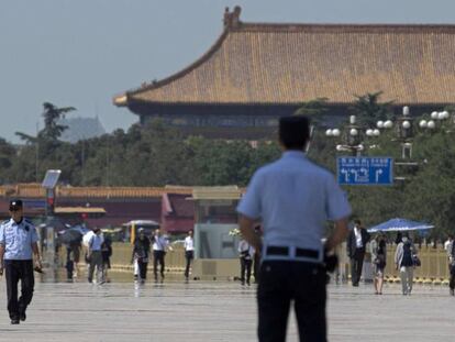 Varios agentes de policía vigilan la plaza de Tiananmen en Pekín el 3 de junio. 