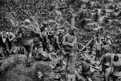 Mina de oro de Serra Pelada, Brasil (1986), tomada durante su proyecto 'Trabajadores'.